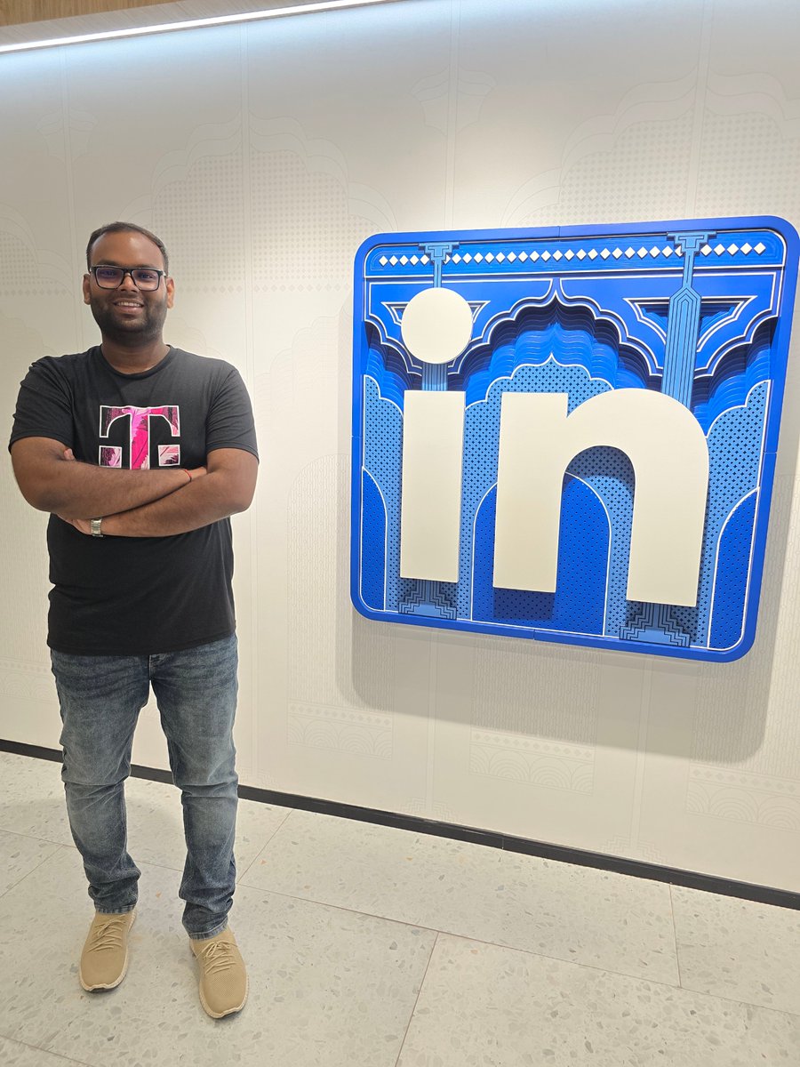 amank_gupta's tweet photo. Got countless invites on LinkedIn, but this time... the invite was from LinkedIn itself! 💙

Visited the @LinkedIn Gurugram office for a workshop + tour with fellow #SuperchargedAmbassadors from #HCLTech 💼

Also celebrated our club’s 2nd birthday 🎂

Offline > Online, always! https://t.co/FPbx98tQQB