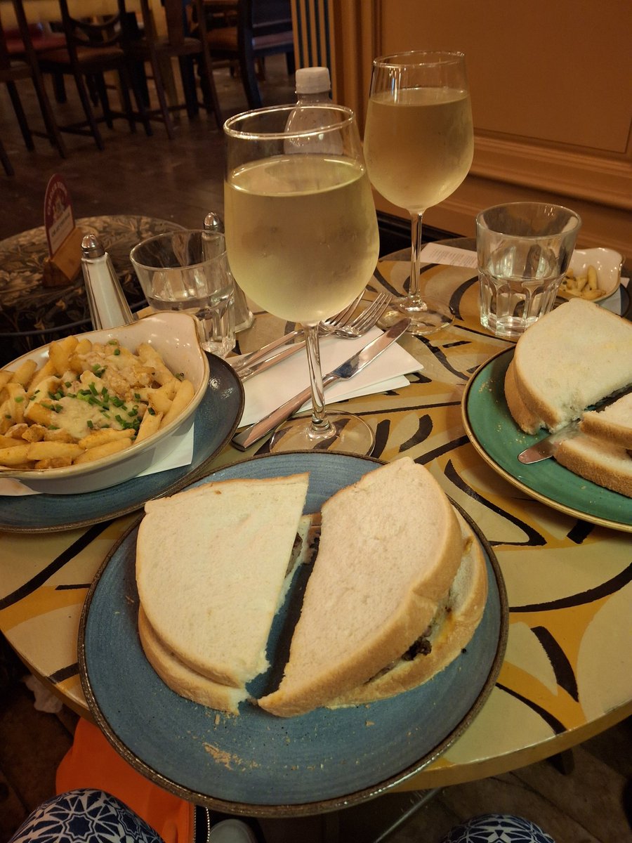 TerriLBenn's tweet photo. Sausage butty, cheesy chips and wine 😋 
#dinnerout 
#Pub 
#classylady https://t.co/EPhLsIQ2uM