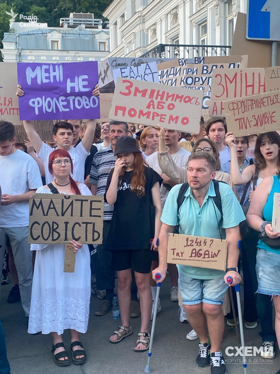 cxemu's tweet image. Третій день протестів проти законопроєкту №12414
У Києві біля театру Франка на акцію зібралось кількасот людей. Зокрема, вимагають, щоб парламент негайно розглянув проєкт закону, який запропонував президент Зеленський, що має відновити незалежність НАБУ та САП.