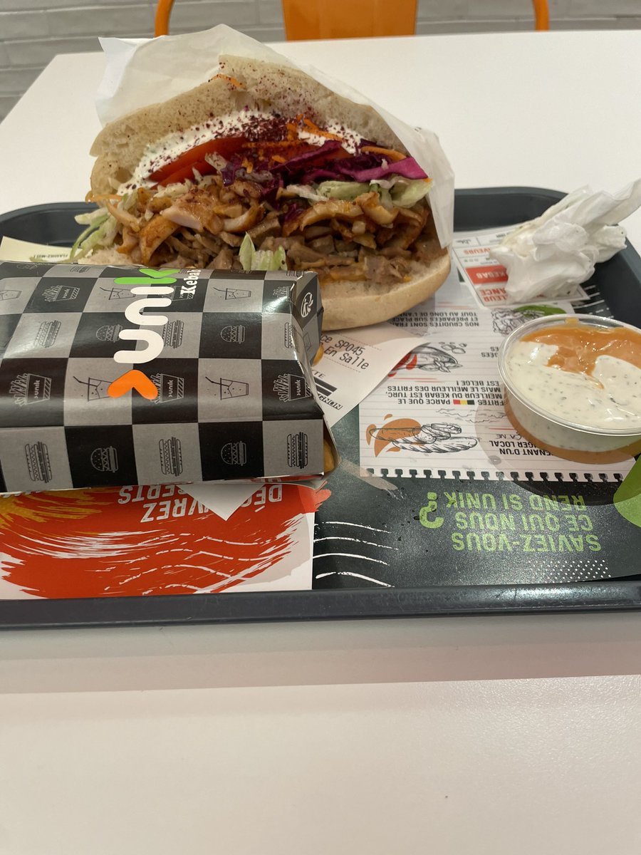 NadirTchaing's tweet image. Ma vie se résume à manger