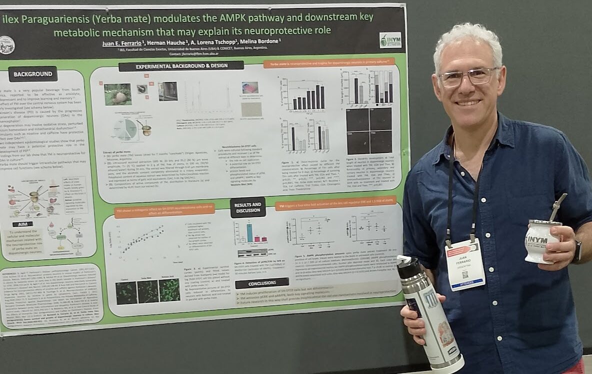 Juan Ferrario: "El mate tiene muchos beneficios positivos para la salud"
📌En esta edición de #DeLejosNoLoVes, <a href="/rindart/">Ramón Indart</a> conversó con <a href="/FerrarioJuan/">Juan Ferrario</a> sobre su libro "La ciencia del mate"

🎧Escuchá al entrevista completa desde nuestra web
👉vocacionxperiodismo.com.ar/juan-ferrario-…