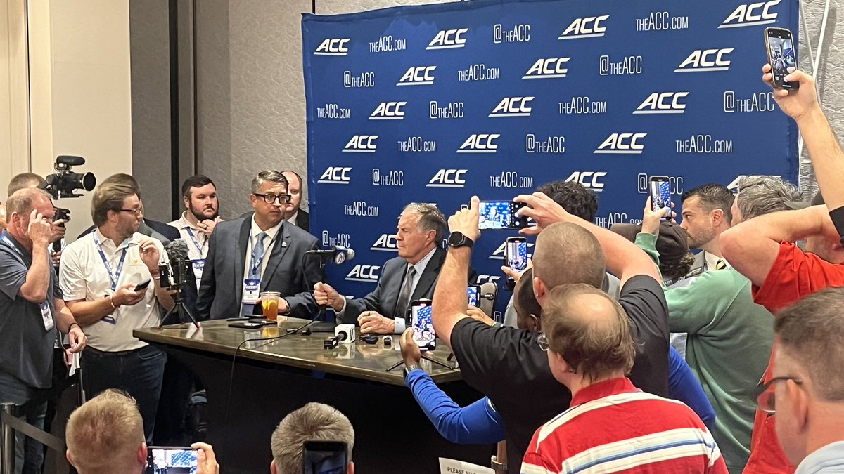 RobMcLamb's tweet image. Quite the scrum for Belichick. He’s a popular guy.