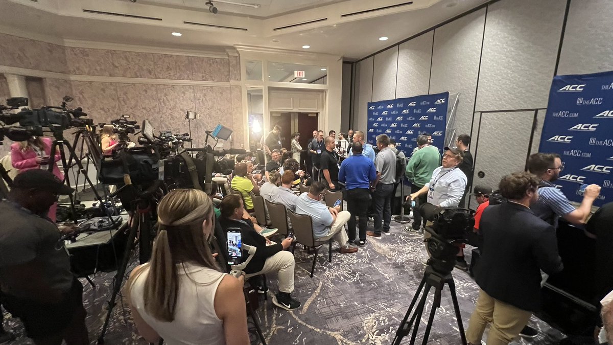 RobMcLamb's tweet image. Quite the scrum for Belichick. He’s a popular guy.