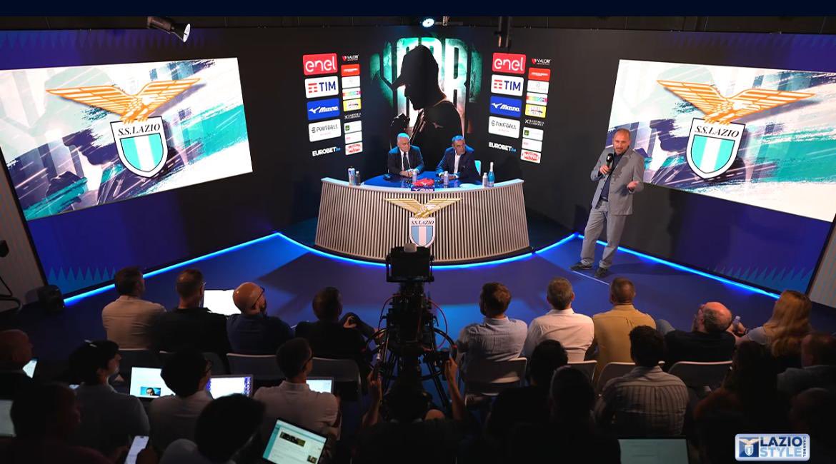 Complimenti per la conferenza stampa e per il format innovativo scelto per la presentazione di Sarri part II 👏
Lotito però, come sempre, si prende il palco: ingiocabile dialetticamente.