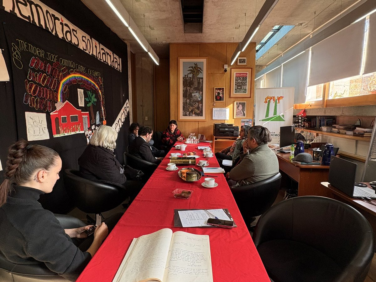 Pasado_Reciente's tweet image. La directora de la SDHPR, Alejandra Casablanca, visitó la Casa Memoria José Domingo Cañas en Chile.
Recorrió el sitio junto a su equipo y dialogó con sus referentes sobre memoria, verdad y justicia en la región.
#Memoria #DerechosHumanos #SDHPR #Chile #JoséDomingoCañas