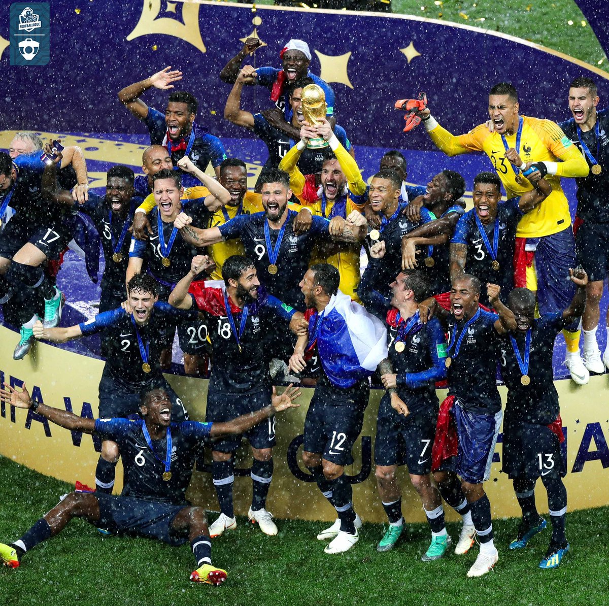 Footballogue's tweet image. 𝗙𝗥𝗔𝗡𝗖𝗘 𝟮𝟬𝟬𝟲 🇫🇷 𝘃𝘀 𝗙𝗥𝗔𝗡𝗖𝗘 𝟮𝟬𝟭𝟴 🇫🇷
Selon toi, quelle est la meilleure équipe entre ces deux là ? Et pourquoi ? 🤔