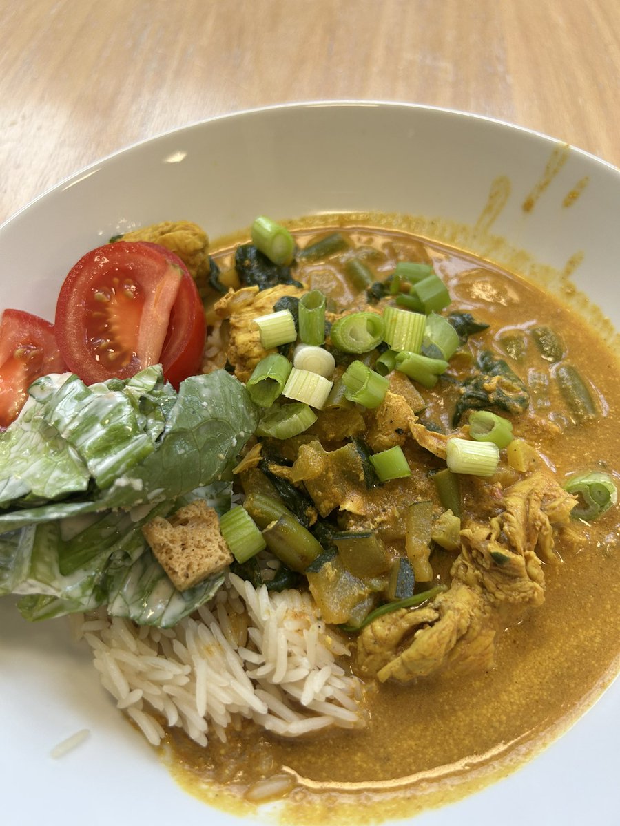 Britton65Sam's tweet image. Tonight in Sam’s kitchen we have chicken curry with fresh salad ❤️😂❤️