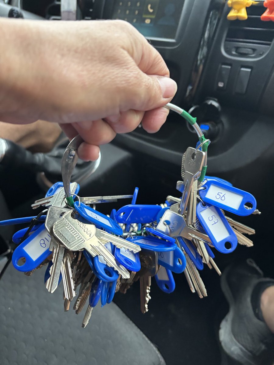 Jastno2's tweet image. Of wij, als laatsten op de bouw, even een sluitrondje willen doen?
Tuurlijk!
Eh….. we doen ons wandelschoenen aan en we zien jullie morgenvroeg wel weer😳