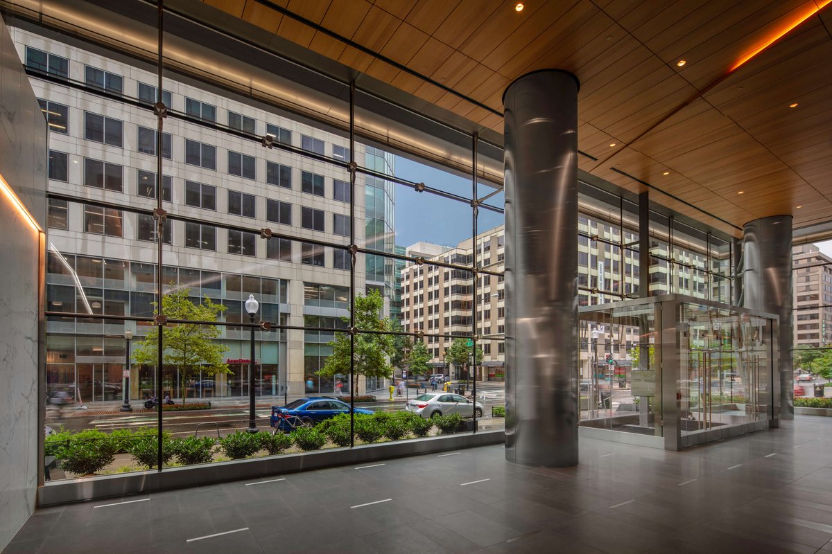 For innovative designs, architects often combine glass facades with cable suspension systems. These “cable facades” use a network of high-strength cables to support large expanses of glass. The network creates a virtually invisible barrier between the interior and exterior.