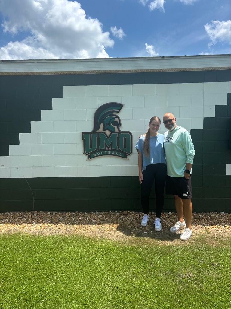 Second time in one week to the pickle capital! Thank you so much <a href="/CoachIndiaUMO/">India Kornegay</a> and <a href="/CoachJDeitz/">Jason Deitz</a> for an amazing time back at <a href="/UMOSoftball/">Mount Olive Softball</a> . Loved getting to explore this beautiful campus and spend time with these amazing coaches. Can’t wait to see you again soon🥒