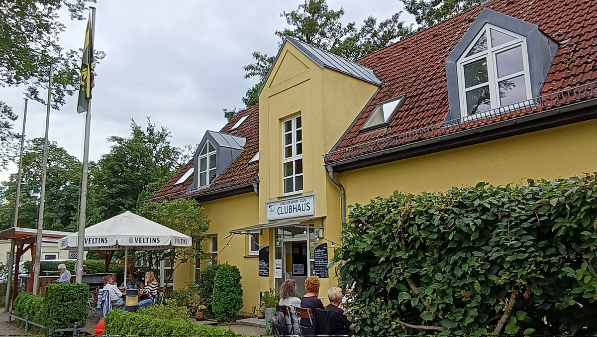 PuckJansen1954's tweet photo. Het clubhuis van het 130 jaar oude #BerlinerSC is een prima #PMDS locatie voor de wedstrijd tegen #SGUnionKlosterfelde Ondanks de Platzsperre werd er gewoon op het gras gespeeld en niet op het plastic https://t.co/mapMeGOJy6