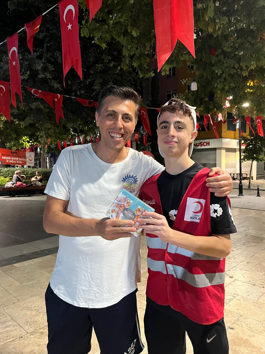 Bugün meydanda vatandaşlarımıza çay ve lokum ikramında bulunduk.
Dayanışmanın, paylaşmanın ve bir arada olmanın değerini bir kez daha hissettik.

Kızılay olarak, her zaman milletimizin yanında, kalpten kalbe köprü olmaya devam edeceğiz 🙏