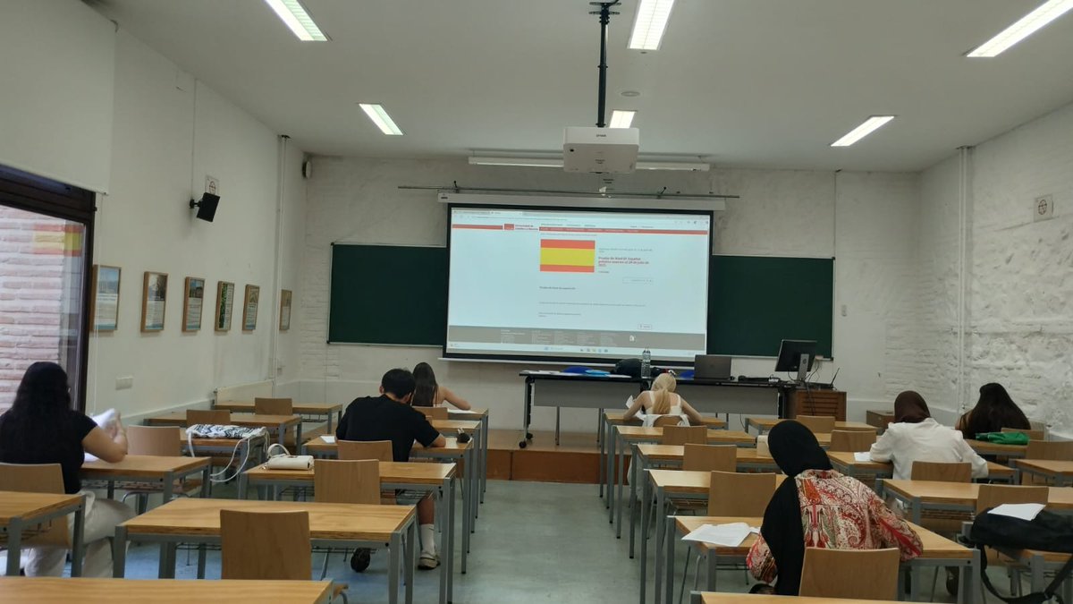cel_uclm's tweet image. Celebrada con éxito la prueba de acreditación de nivel B1 de español de la @uclm_es 🇪🇸 en el campus de Toledo. Una apuesta por la internacionalización @uclm_inter también a través del conocimiento de nuestra lengua y cultura 🎓👏💪