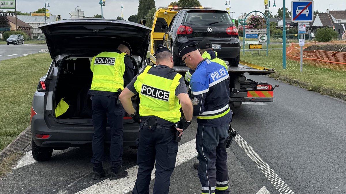 prefet59's tweet image. #SécuritéRoutière
𝐎𝐩𝐞́𝐫𝐚𝐭𝐢𝐨𝐧 𝐝𝐞 𝐬𝐞́𝐜𝐮𝐫𝐢𝐭𝐞́ 𝐫𝐨𝐮𝐭𝐢𝐞̀𝐫𝐞 𝐚̀ 𝐂𝐮𝐢𝐧𝐜𝐲
👮♀️ Ce jeudi 24 juillet, Pierre Azzopardi, sous-préfet de Douai, a participé à un contrôle routier mené par la police nationale.
☀️ À l’occasion des départs en vacances, ces…