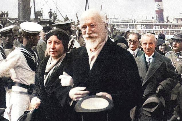 Bugün Lozan'ın yıl dönümü.
Sultan, ingiliz gemisine binip gitmedi. Bilakis onlar ingiliz gemisine binip geldi. Ve.. Ülkenin köşe başlarına çöreklendiler.