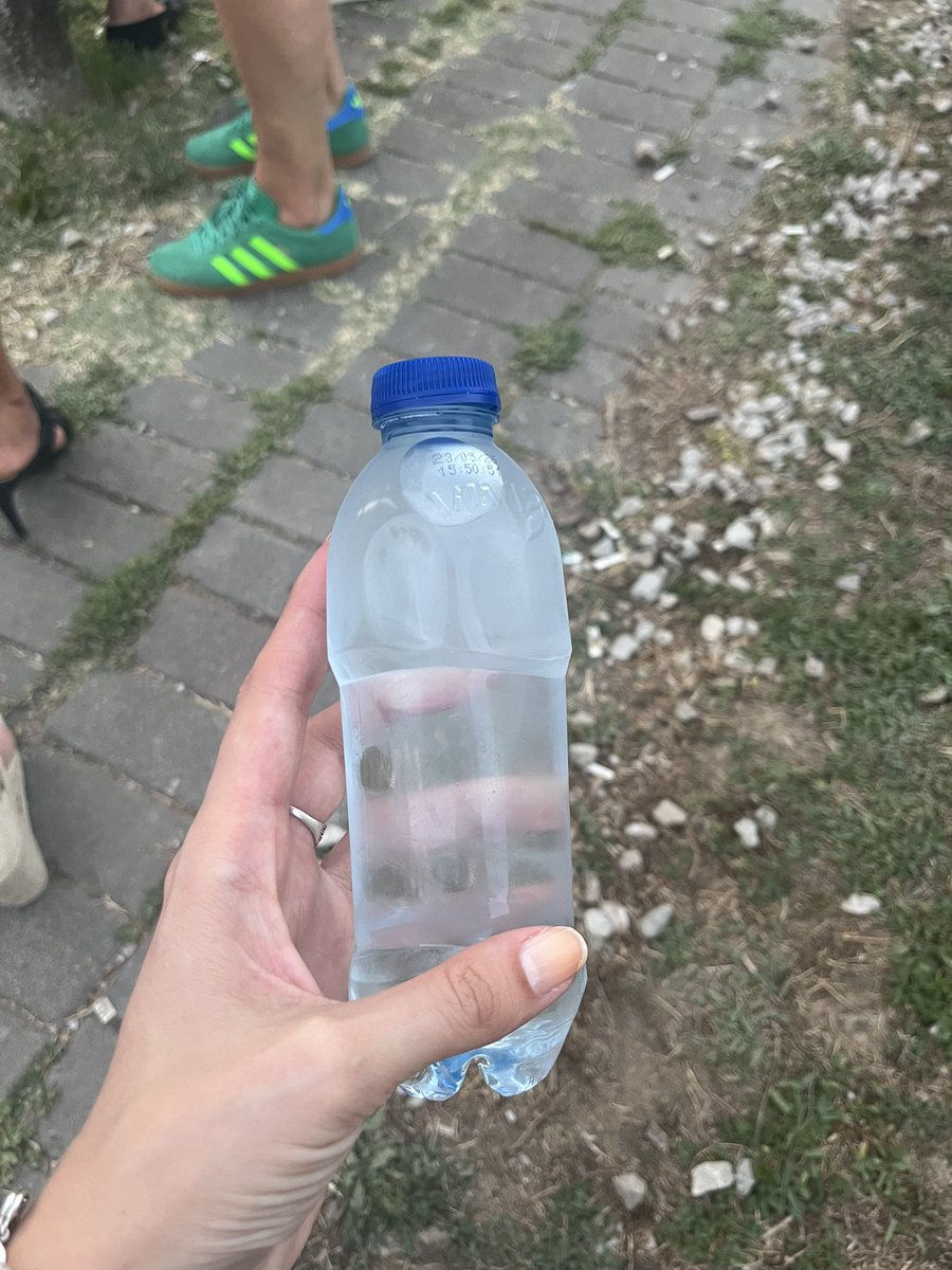 _ShowMustGo_On's tweet image. Nastavljamo sa biserima sa banjalučkih koncerata, mala voda 0,33 l 5 KM slovima PET!!!!