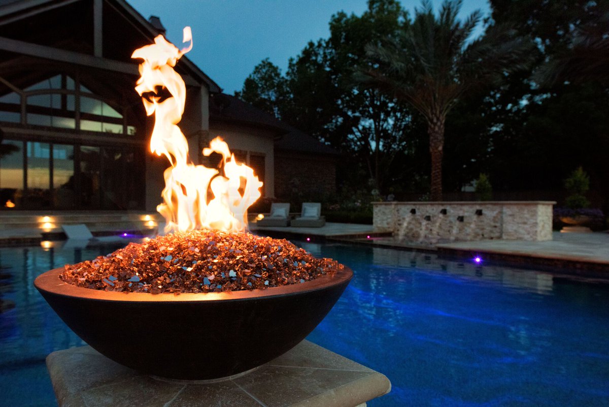 PlatinumPools's tweet image. As the sun dips below the horizon, the magic begins… ✨ Imagine evenings filled with warmth from the fire bowl, a mesmerizing light show from the pool, and pure relaxation on the tanning shelf. 

#DreamPoolDesign #CustomFeatures #PoolBuilderHouston #LuxuryPoolsTX #BackyardStyle