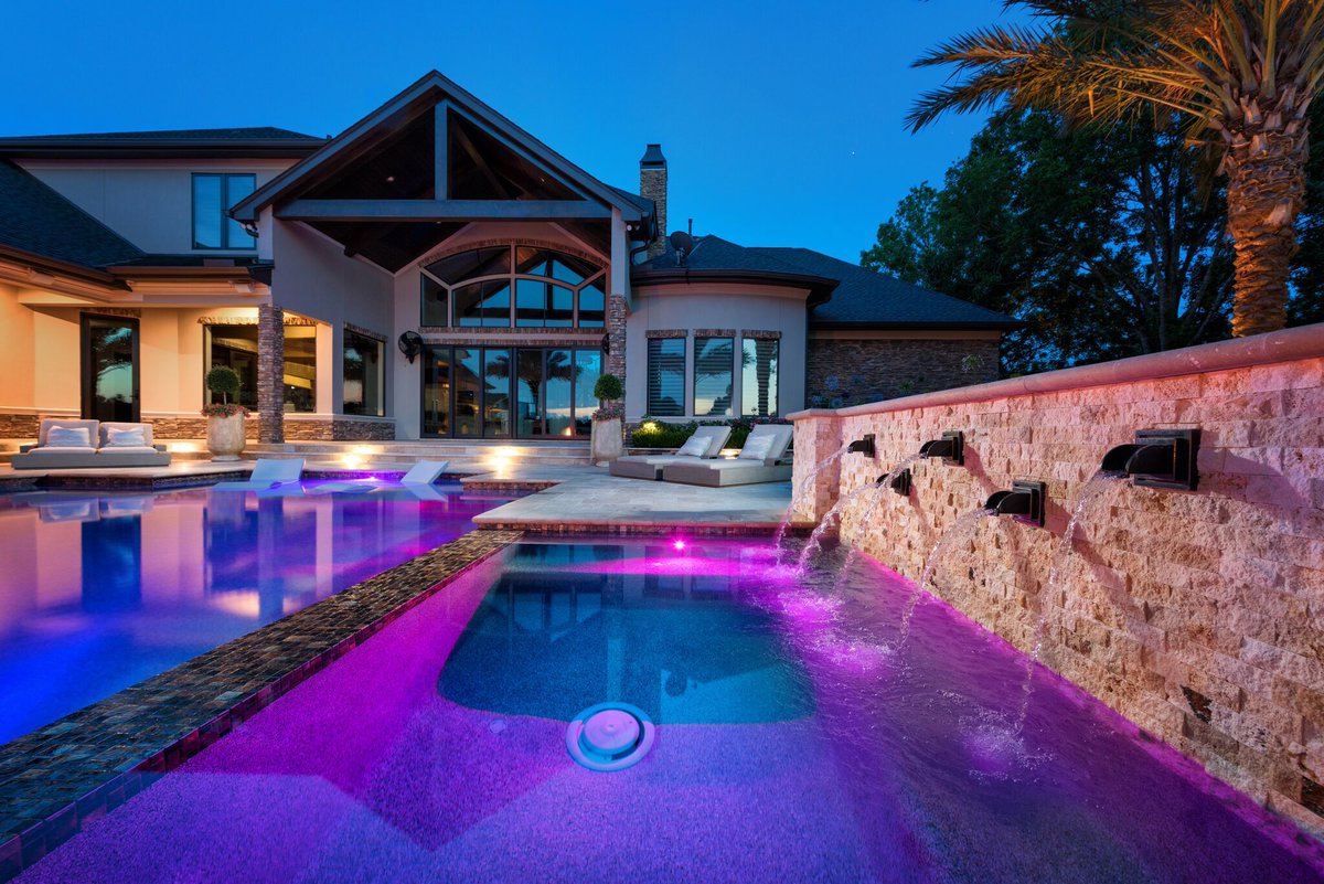 PlatinumPools's tweet image. As the sun dips below the horizon, the magic begins… ✨ Imagine evenings filled with warmth from the fire bowl, a mesmerizing light show from the pool, and pure relaxation on the tanning shelf. 

#DreamPoolDesign #CustomFeatures #PoolBuilderHouston #LuxuryPoolsTX #BackyardStyle