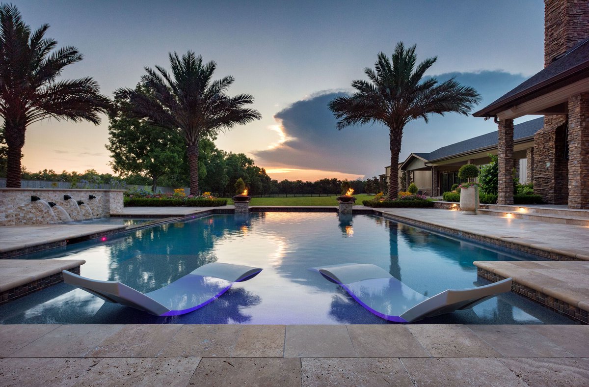 PlatinumPools's tweet image. As the sun dips below the horizon, the magic begins… ✨ Imagine evenings filled with warmth from the fire bowl, a mesmerizing light show from the pool, and pure relaxation on the tanning shelf. 

#DreamPoolDesign #CustomFeatures #PoolBuilderHouston #LuxuryPoolsTX #BackyardStyle