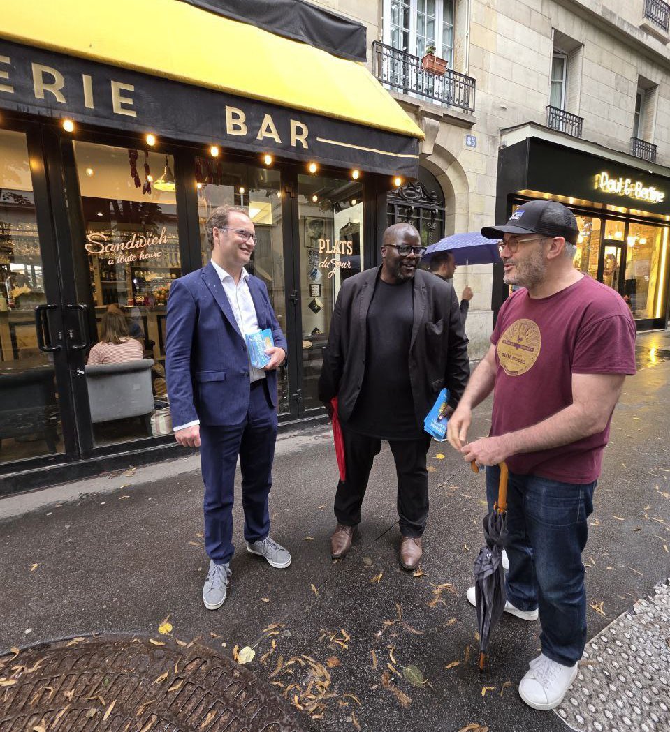 SylvainMaillard's tweet image. Avec @MohamadParis20 et les militants @RE__Paris du 20e arrondissement, à votre rencontre pour parler de notre loi #PLM.
Avec notre réforme du mode de scrutin, ce sont les électeurs qui auront le dernier mot, pour leur arrondissement, et pour #Paris !