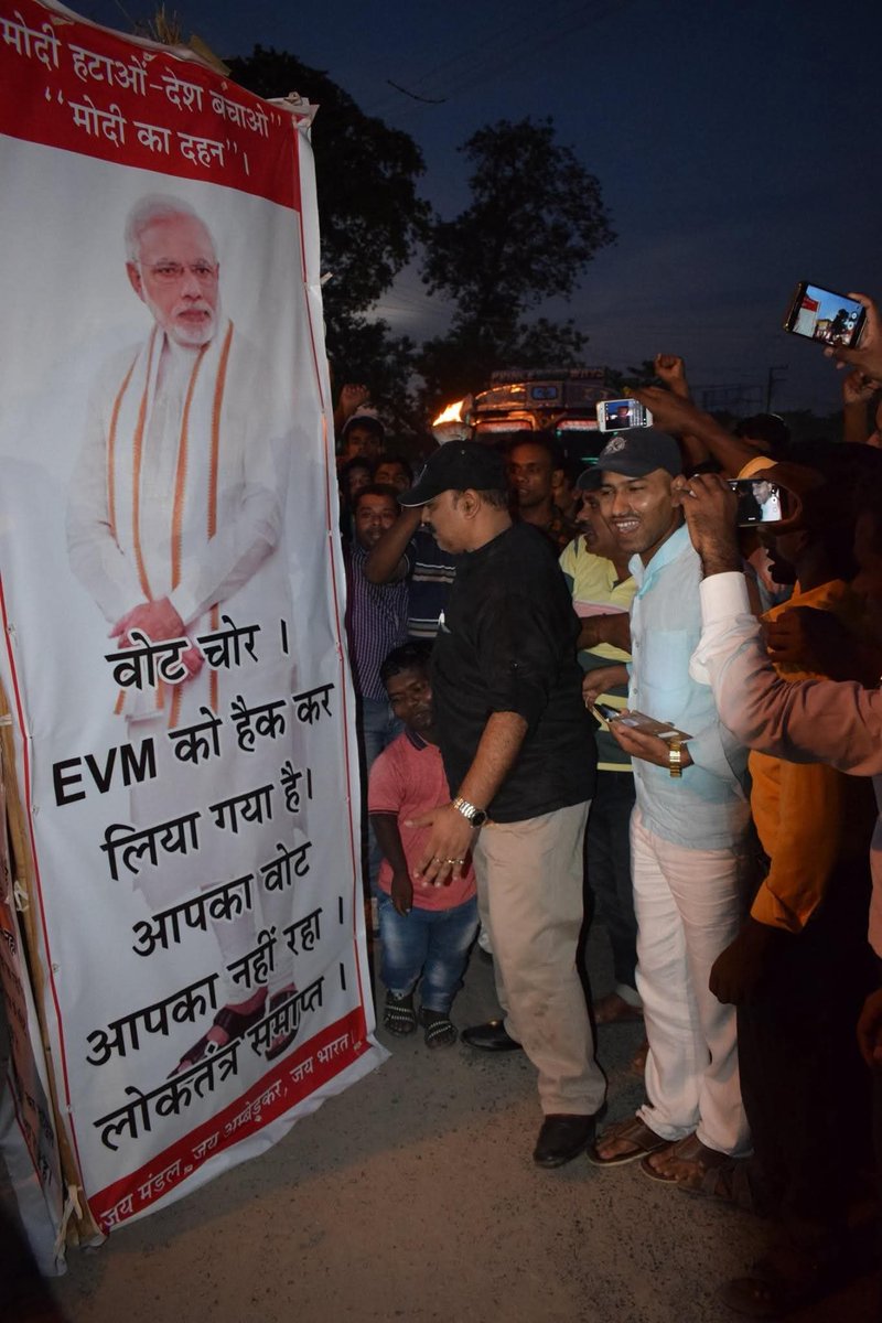 Mandal_Sena's tweet photo. हम तो 2018 से ही कह रहे हैं, ’वोट चोर, गद्दी छोड़’।
जय संविधान।
#NoToSIR
#BiharElections2025
#ईवीएम_हटाओ_देश_बचाओ
#BanEvmSaveIndia
#DefeatBJPSaveIndia
#संविधान_बचाओ_संघर्ष_समिति https://t.co/yqITMbvq2f
