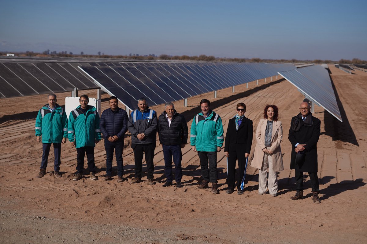 lopresti_lh's tweet photo. Recorrimos el Parque Solar “El Quemado” junto al Gobernador @alfredocornejo el CEO de YPF Horacio Daniel Marín y la Ministra de Energía y Ambiente @JimehLatorre 

Este proyecto, que se construye en Las Heras, es uno de los más importantes del país en materia de energías renovables. En su primera etapa ya generó más de 400 puestos de trabajo.

Además, tendrá más de 518.000 paneles bifaciales de última generación, instalados en 350 hectáreas. Su potencia instalada será de 305 MW, energía suficiente para abastecer a más de 233.000 hogares.

Y lo más importante: permitirá evitar la emisión de más de 385.000 toneladas de dióxido de carbono por año.

Seguimos posicionando a Las Heras como un departamento estratégico para el desarrollo productivo y sustentable de Mendoza.