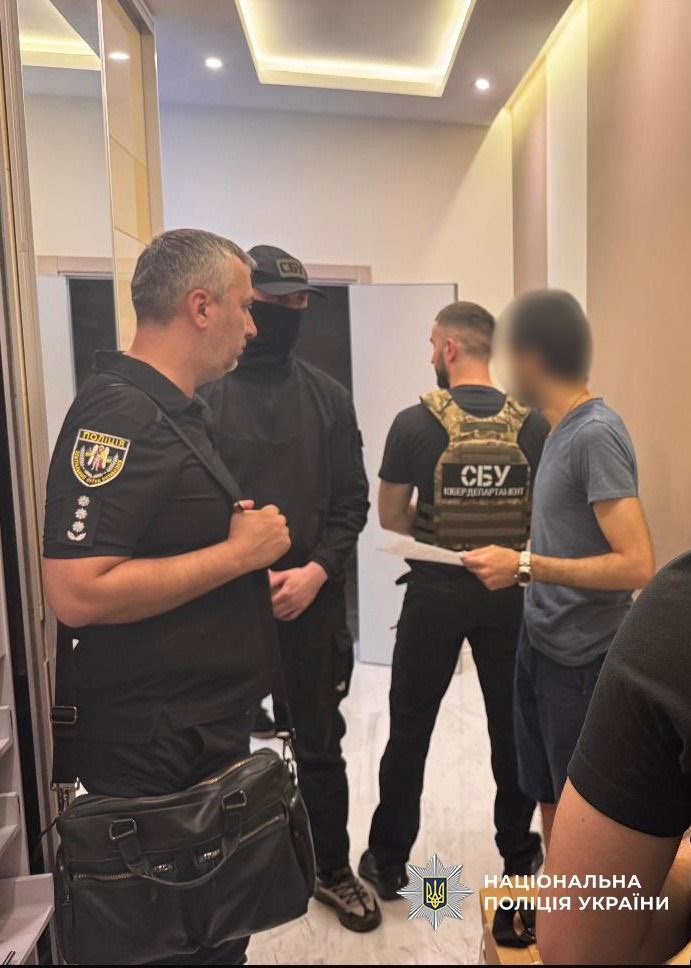 🚨 بعض الموجودات التي عُثر عليها في مكان إقامة الهاكر المعروف بلقب «Toha»، المسؤول عن إدارة منتدى الاختراق الشهير XSS[.]is، بعد القبض عليه في عملية أمنية مشتركة بين الإنتربول والشرطة الأوكرانية ليلة البارحة.

🔹تمت مصادرة مبالغ مالية ضخمة من العملات الأجنبية، بطاقات بنكية متعددة،