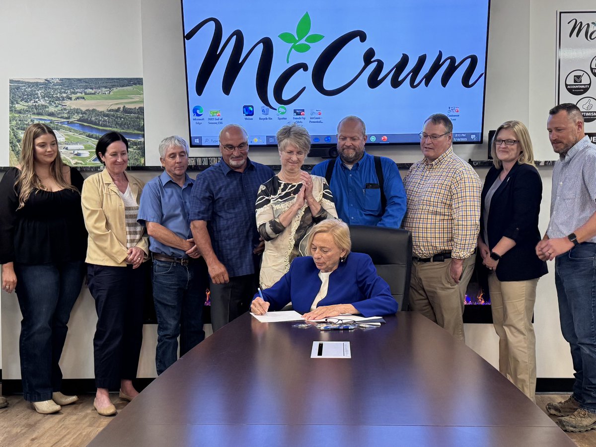 GovJanetMills's tweet image. Last week, I joined bipartisan legislators at Penobscot McCrum in Washburn for a ceremonial signing of LD 1951 — legislation to boost potato processing and good-paying jobs in The County 🥔
📰 Read more in today’s Bangor Daily News: bangordailynews.com/2025/07/24/aro…
