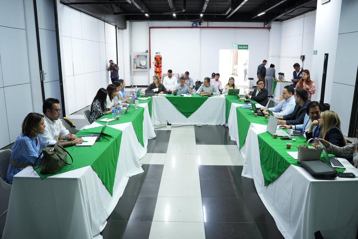 PGN_COL's tweet photo. Como garante de derechos y en línea con la estrategia "Diálogo para Construir Consensos", una comisión de la @PGN_COL participa en reunión que busca salidas a la crisis del servicio de Metrolínea, en Bucaramanga. Se requieren medidas alternas para garantizar la movilidad. https://t.co/39ws5IDueC