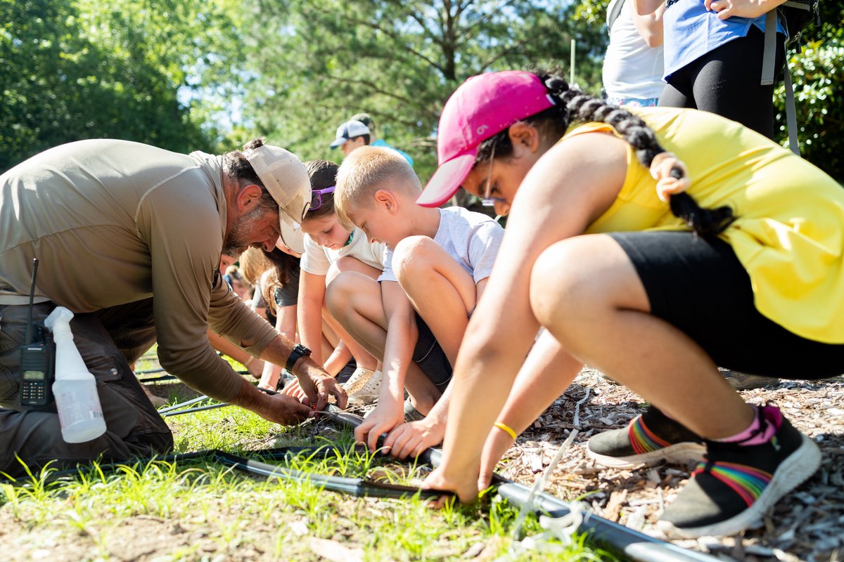 SoilHealthLabs's tweet image. 🌱‍👨‍👨‍👧‍👦 Kids + Soils = A New World of Possibilities!

This summer, we had the honor of joining the crew at THE FARM 1780, where kids spent the week learning how to grow their own food, build healthy soil, fish, and connect with the land.

📷Check out a few of our favorite moments!