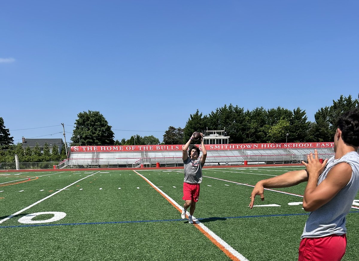 CoachLauri's tweet image. Great work today! Thanks to Coach Vannucci @WRCoachVannucci for taking the Bulls to another level! #SWING