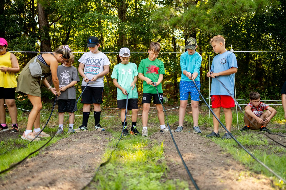 SoilHealthLabs's tweet image. 🌱‍👨‍👨‍👧‍👦 Kids + Soils = A New World of Possibilities!

This summer, we had the honor of joining the crew at THE FARM 1780, where kids spent the week learning how to grow their own food, build healthy soil, fish, and connect with the land.

📷Check out a few of our favorite moments!