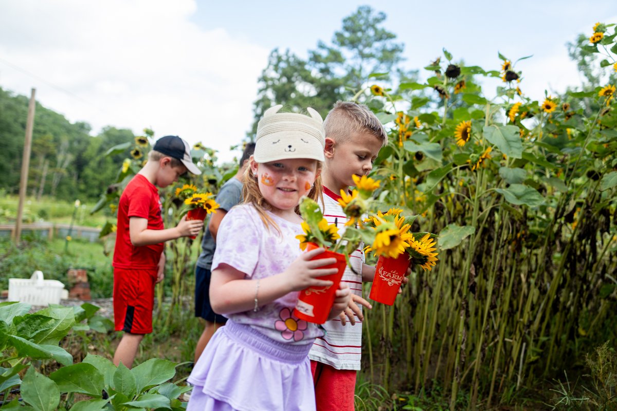 SoilHealthLabs's tweet image. 🌱‍👨‍👨‍👧‍👦 Kids + Soils = A New World of Possibilities!

This summer, we had the honor of joining the crew at THE FARM 1780, where kids spent the week learning how to grow their own food, build healthy soil, fish, and connect with the land.

📷Check out a few of our favorite moments!