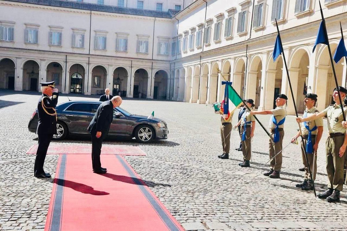 تبون يركع أمام العلم الإيطالي