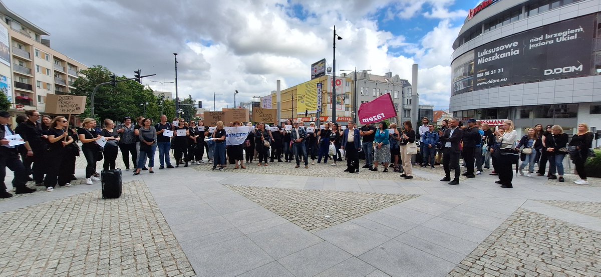 Z dzisiejszego protestu pracowników Ratusza. O godne płace, jasne regulamin płac i sprzeciw wobec obniżania kategorii zaszeregowania bez strony pracowników. <a href="/partiarazem/">Razem</a> i <a href="/RazemWM/">Razem Warmińsko-Mazurskie</a> oczywiście na miejscu.