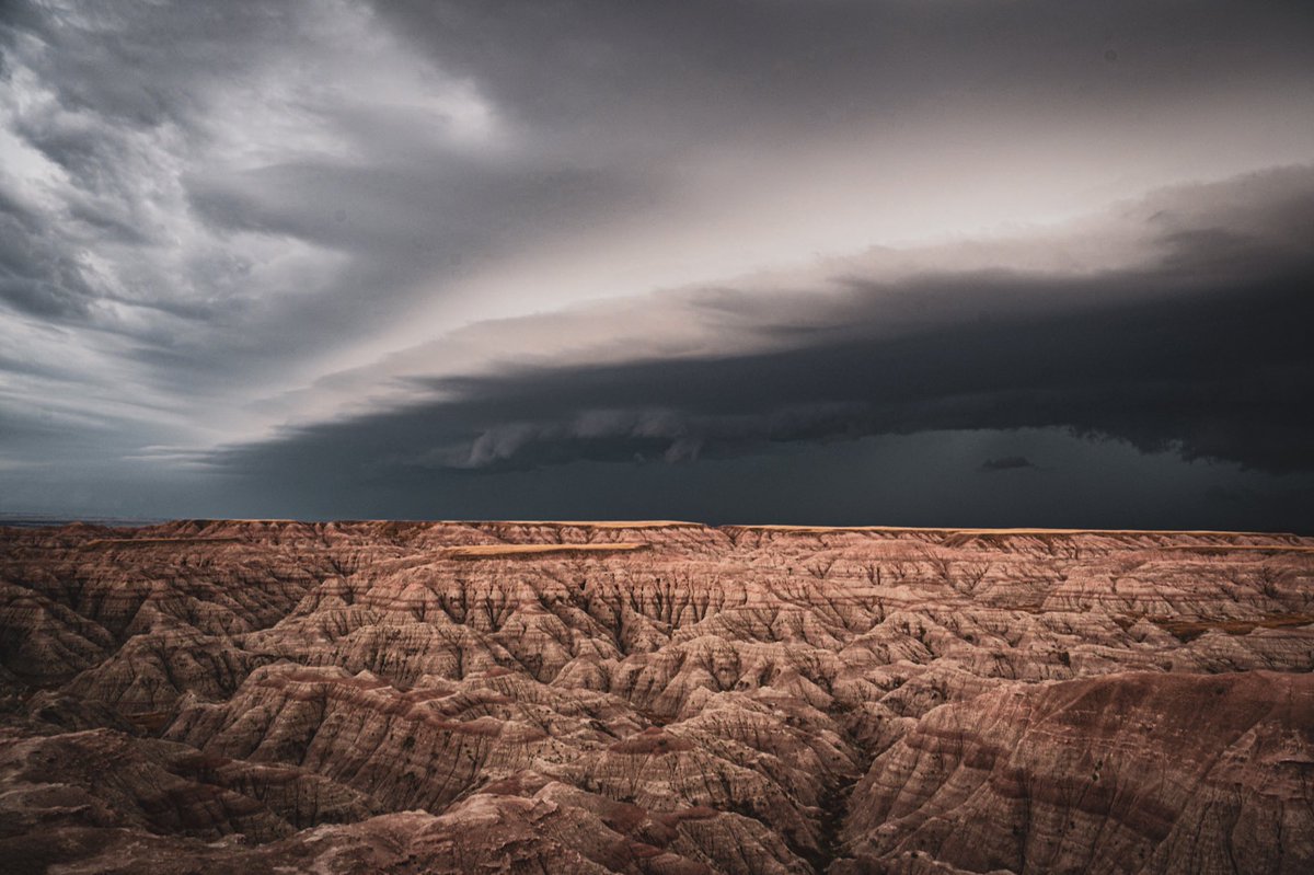 tknep3's tweet image. Badlands National Park with storms