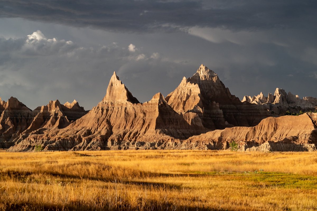 tknep3's tweet image. Badlands National Park with storms