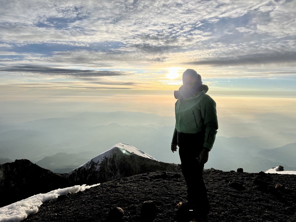 lalaranda1's tweet image. Hoy hacía nuevos horizontes por un breve tiempo; dejando de cargar todo el peso en mis hombros. Un lapso para reencontrarme y sonreír.
#FelizJueves 🤍 ✈️ 💫💞