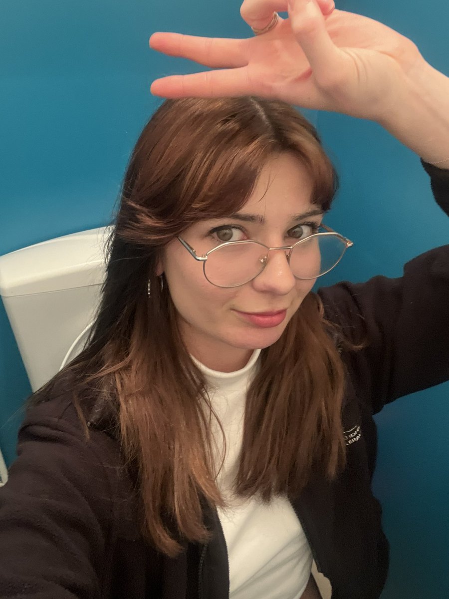 kskjfousla's tweet image. Sans maquillage et en train de chier