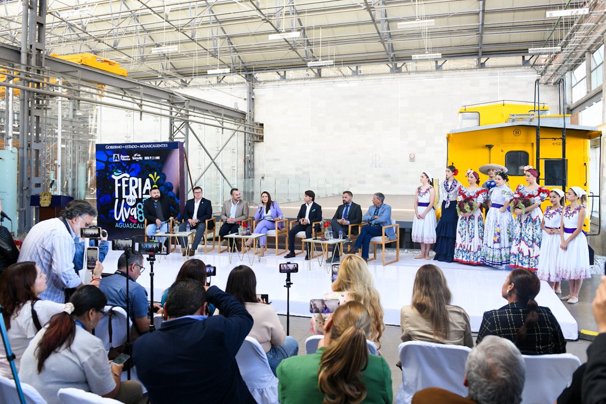 TereJimenezE's tweet image. Presentamos a los medios de comunicación las actividades de la Feria de la Uva 2025 que se llevará a cabo en Aguascalientes del 16 al 24 de agosto en el Pabellón del Vino de la explanada San Marcos.
Música, gastronomía, artesanías, recorridos por viñedos y mucho más.
¡Ven con…