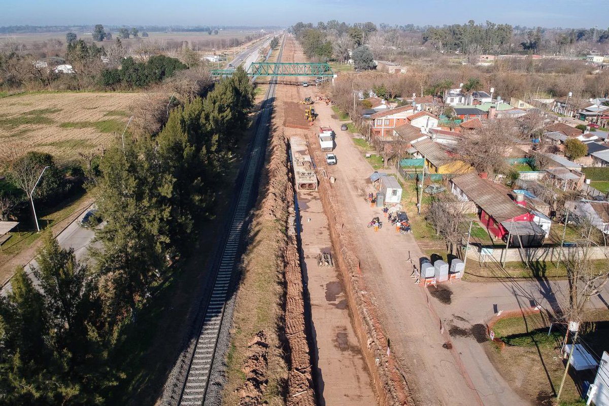 MuniMarcosPaz's tweet image. El intendente @mmpcurutchet junto al Gobernador @Kicillofok y el Ministro @gkatopodis, recorrieron el entubamiento del Canal Rivadavia Sur y la obra de ampliación y repavimentación de la Ruta 40 donde se habilitaron nuevos tramos.
👉 marcospaz.gov.ar/noticias/item/…