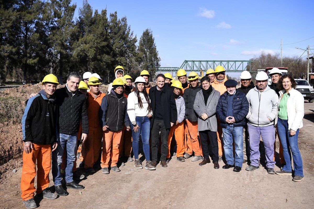 MuniMarcosPaz's tweet image. El intendente @mmpcurutchet junto al Gobernador @Kicillofok y el Ministro @gkatopodis, recorrieron el entubamiento del Canal Rivadavia Sur y la obra de ampliación y repavimentación de la Ruta 40 donde se habilitaron nuevos tramos.
👉 marcospaz.gov.ar/noticias/item/…