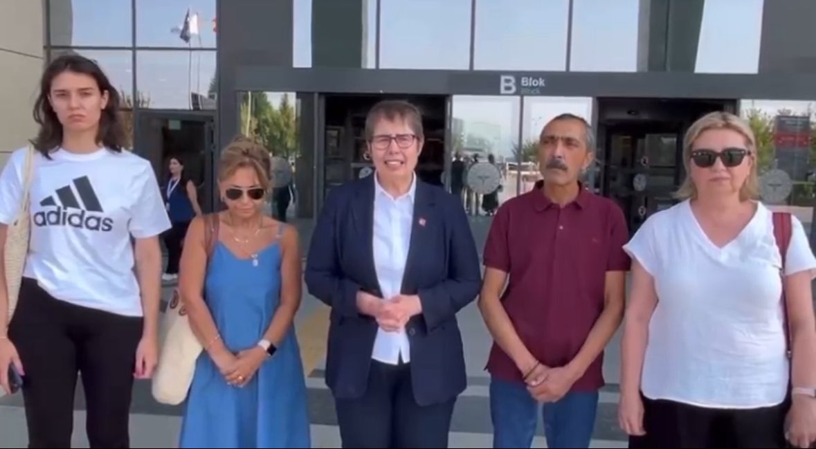 Sağlık Bakanlığından Sorumlu Genel Başkan Yardımcımız Zeliha Aksaz Şahbaz ile birlikte Seyitgazi’de devam eden orman yangınında yaralanan orman işçisi hemşehrimizi tedavi gördüğü hastanede ziyaret ettik. Ardından Büyükşehir Belediye Başkanımız Ayşe Ünlüce ile bir araya geldik.