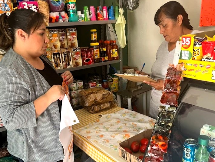 🧡📍En el Municipio de Muñoz de Domingo Arenas se realizó una campaña de sensibilización para invitar a personas locatarias a sumarse a la estrategia de Puntos Naranja, para el bienestar y seguridad de las niñas, adolescentes y mujeres. 🚨💜

#GobiernoDeMéxico #GobiernoDeTlaxcala