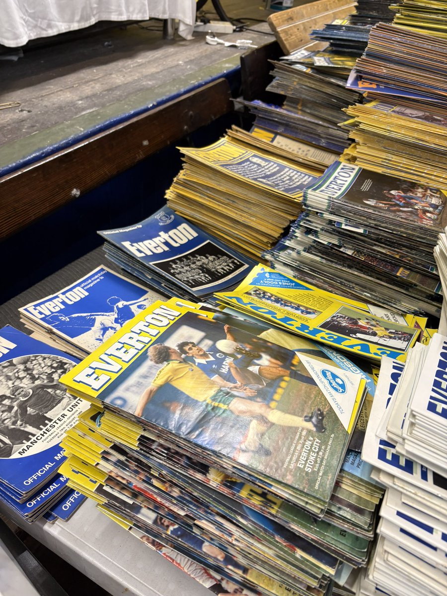 ToffeeArt's tweet image. Good old sort out at St Luke’s tonight with @EvertonHeritage - the amount of programmes up there is mad.
Getting ready for the big move to our new home on Regent Road.
#EFC #Heritage