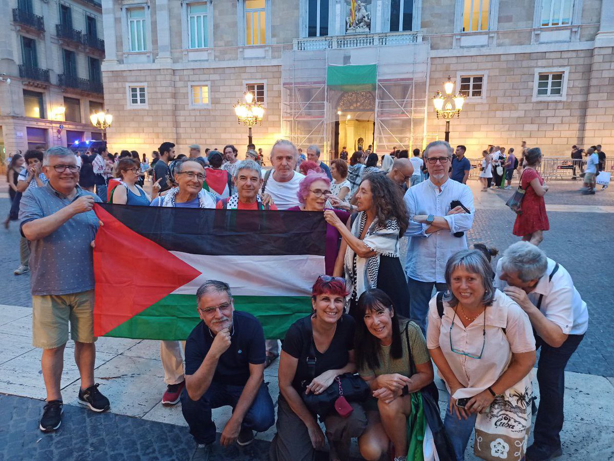 Ahir vam ser a la cassolada de Plaça Sant Jaume per exigir el fi del genocidi a Palestina i mesures reals contra la complicitat institucional amb Israel.

✊ No callarem. No en el nostre nom.

#PalestinaLliure #StopGenocidi #NoAlSilenci