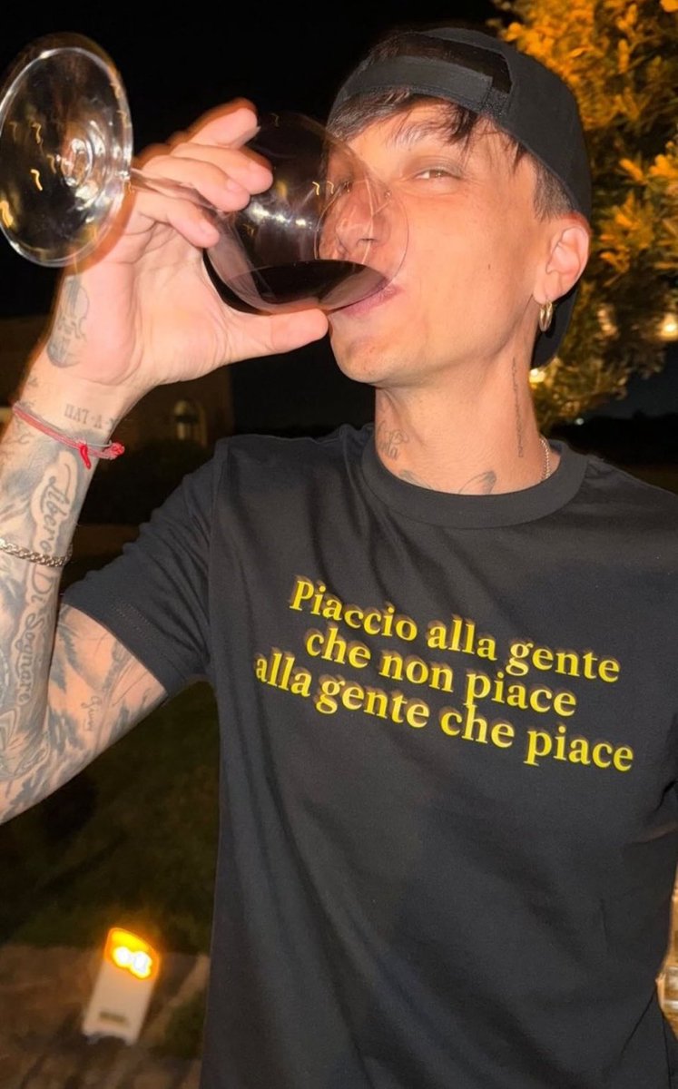 Giusy_Ultimo's tweet image. io comunque a questa foto ci sto ancora pensando e soprattutto sto pensando che se non la mettono nel merch sarà una delle scelte più sbagliate della loro vita 👹