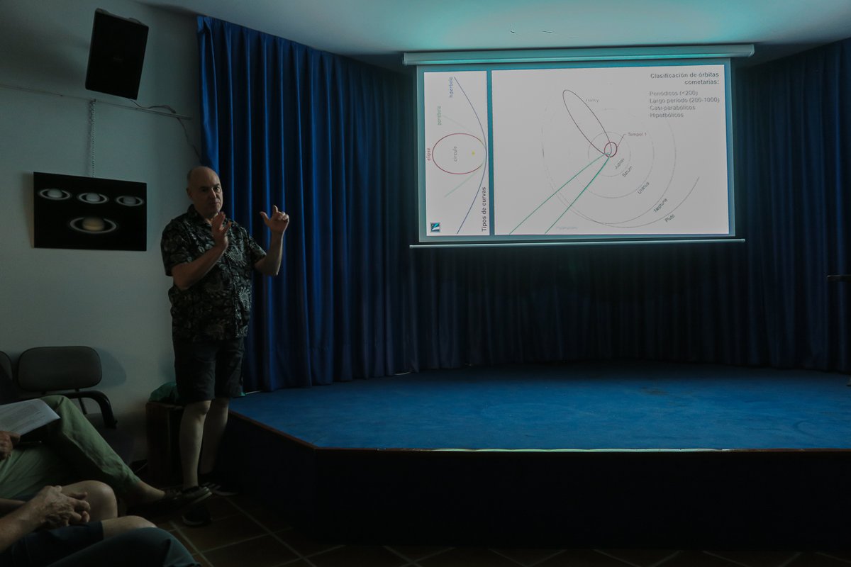 PepeChambo's tweet image. Charla sobre cometas el pasado 19 de julio ☄️ en Manzanera (Teruel), donde también hablamos de 3I/ATLAS ✨. Cerramos con observación bajo un cielo espectacular 🌌 y fresquito 🧥. Un pueblo encantador 🏡🌿 con actividades astronómicas 🌠 y culturales 🎭 todo el año.