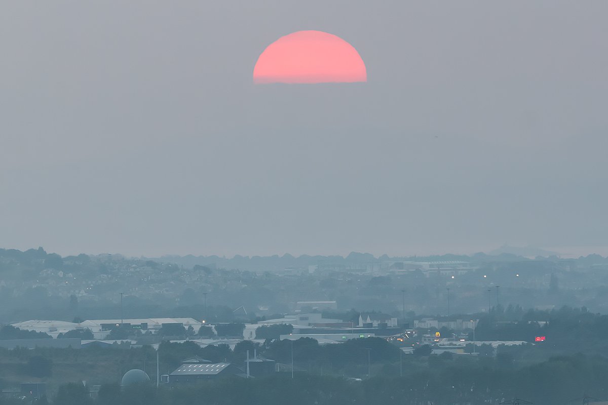 Sunset behind Fort Kinnaird - you're better out shooting images than shopping I reckon