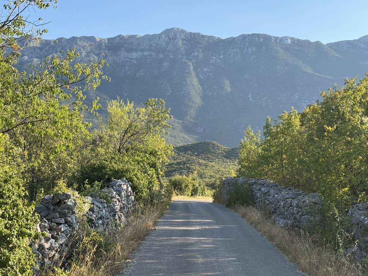 vstapic's tweet image. Stapići se u zabiokovlju spominju od kraja 17. stoljeća, da bi se se u općini Zagvozd zadržali sve do današnjih dana, uz brojne migracije. Danas u istoimenom zaseoku živi tek nekoliko mještana, mojih prezimenjaka, uz nekoliko kuća koje ožive vikendima